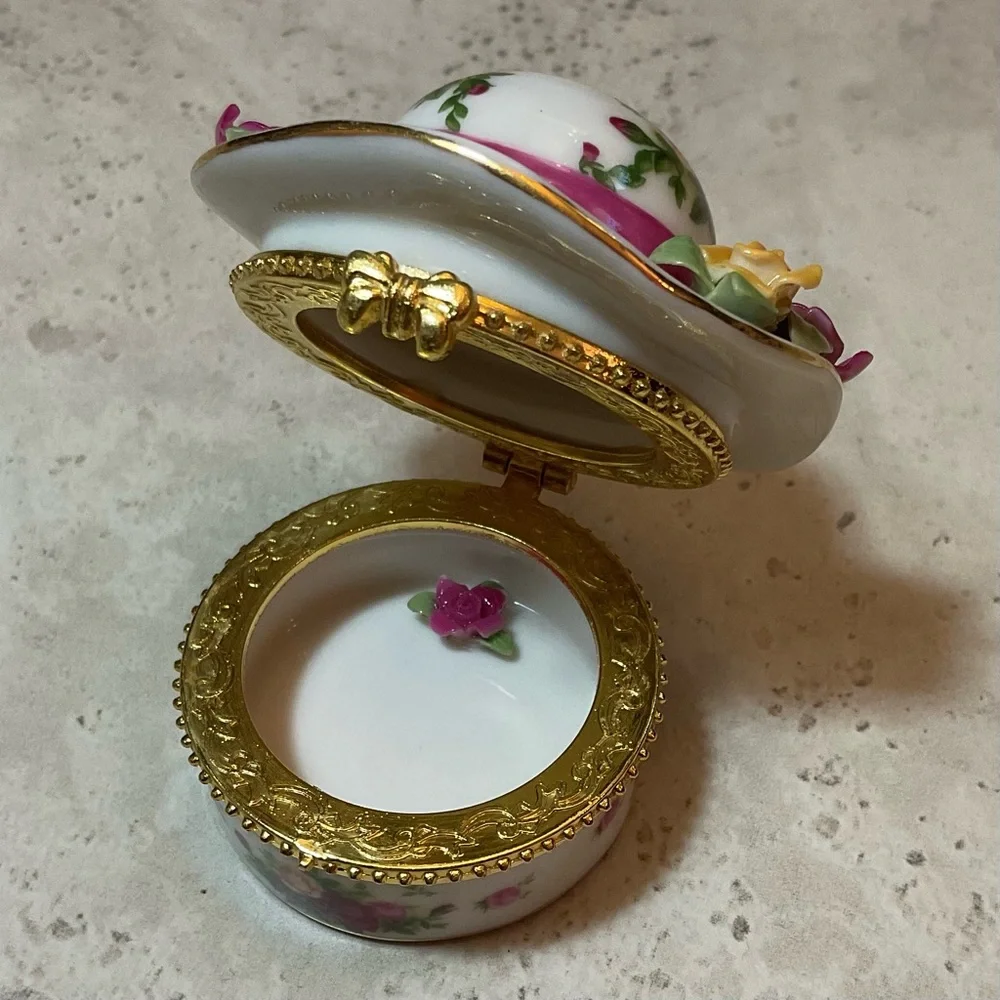 Old Country Roses, hinged hat trinket box Royal Albert LLC, 1962